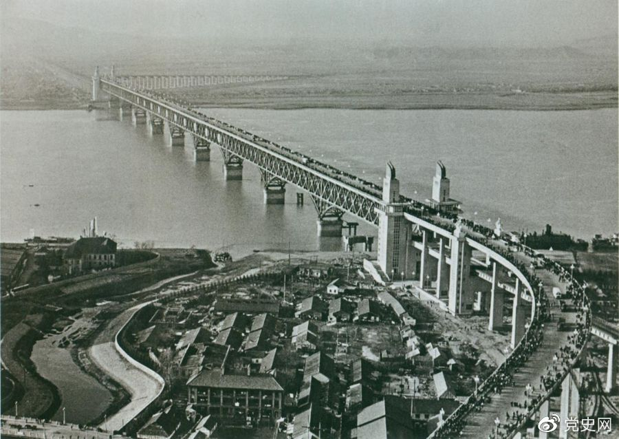 1968年12月29日， 南京長江大橋全面建成通車。這是當(dāng)時中國自行設(shè)計建造的最大的鐵路、公路兩用橋。